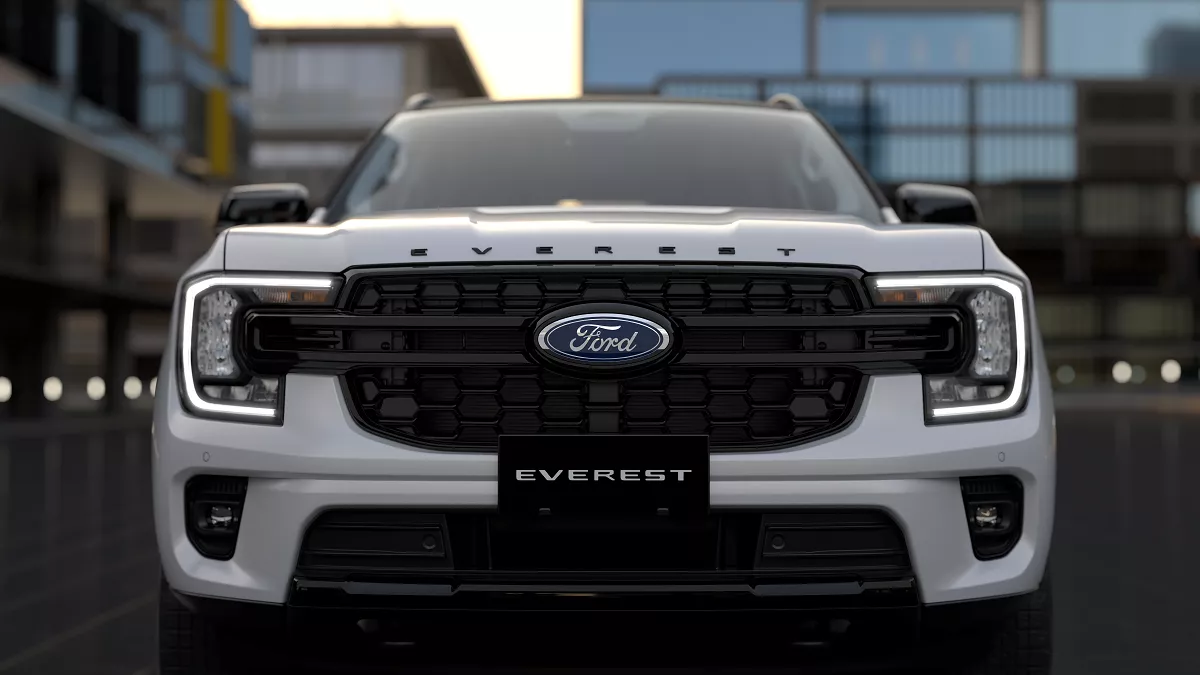 Logo EVEREST xuất hiện trên nắp capo là một trong những điểm nổi bật của Everest Sport Phiên bản Đặc biệt.